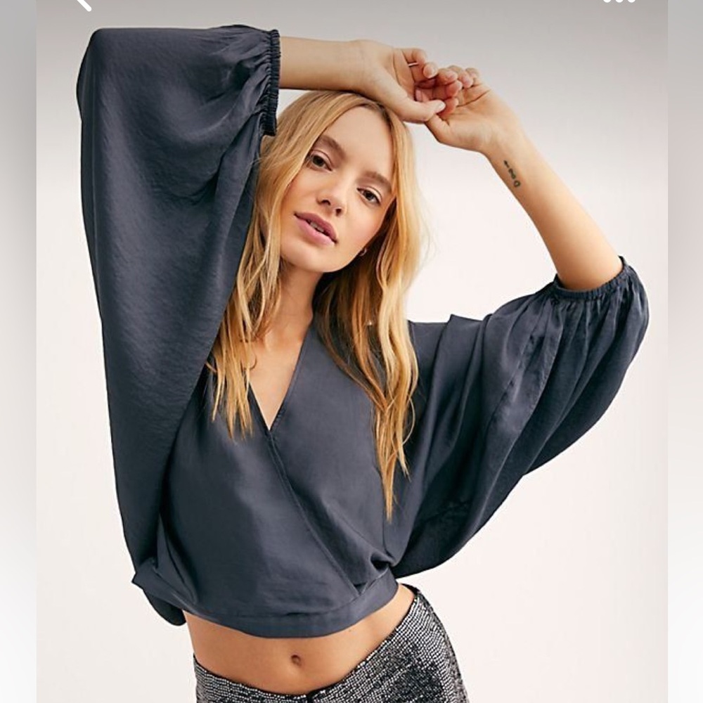 Free People bubble sleeve blouse. Size small. Navy. Never worn